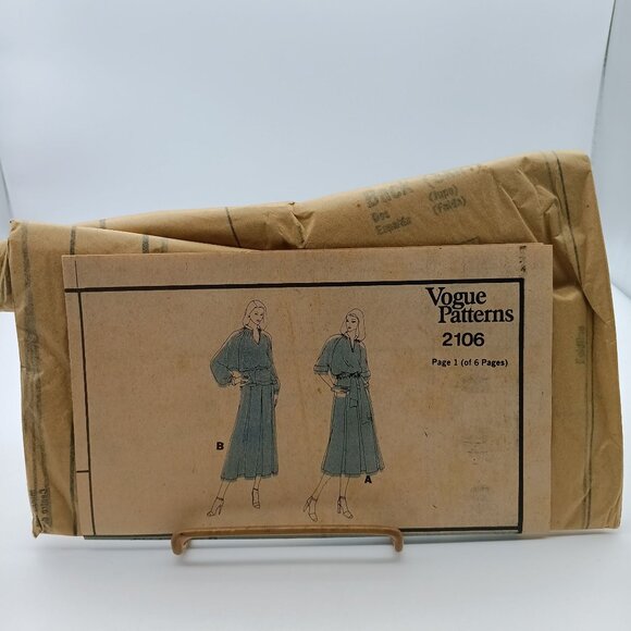 UNCUT Vintage Sewing PATTERN Vogue 2106, Ladies 1970s Top and Skirt, Size 8 - Picture 1 of 1